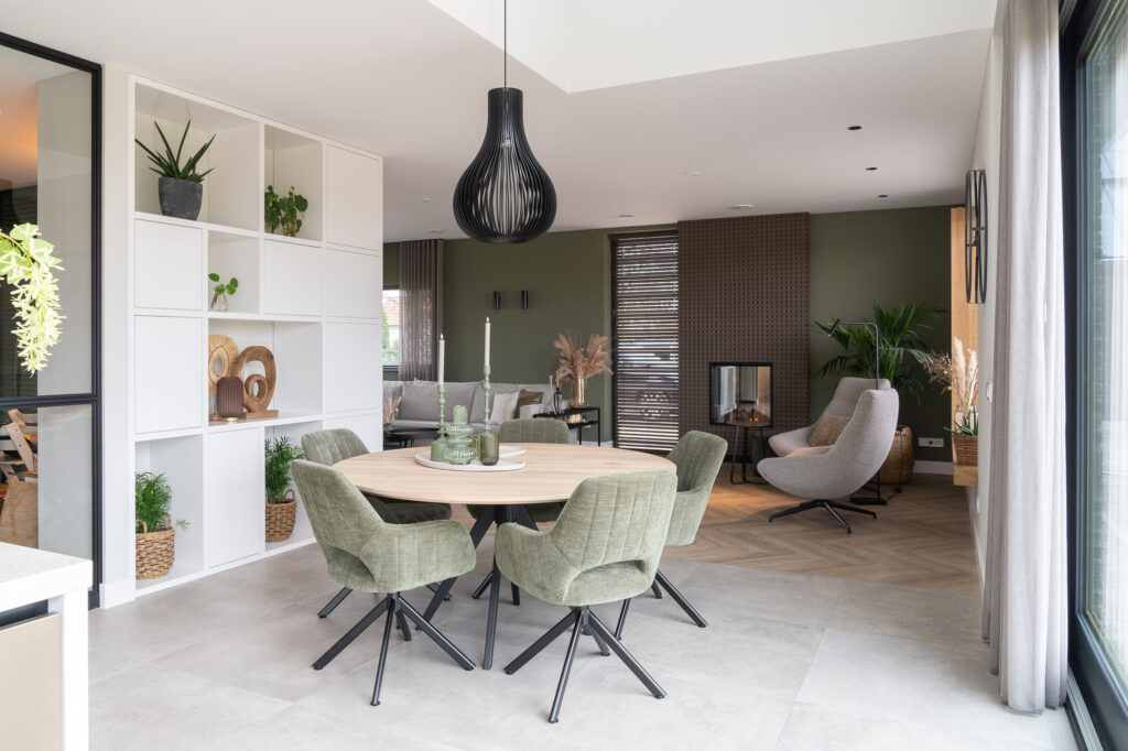 sfeervol interieur met natuurlijke tinten en groene accenten en accessoires